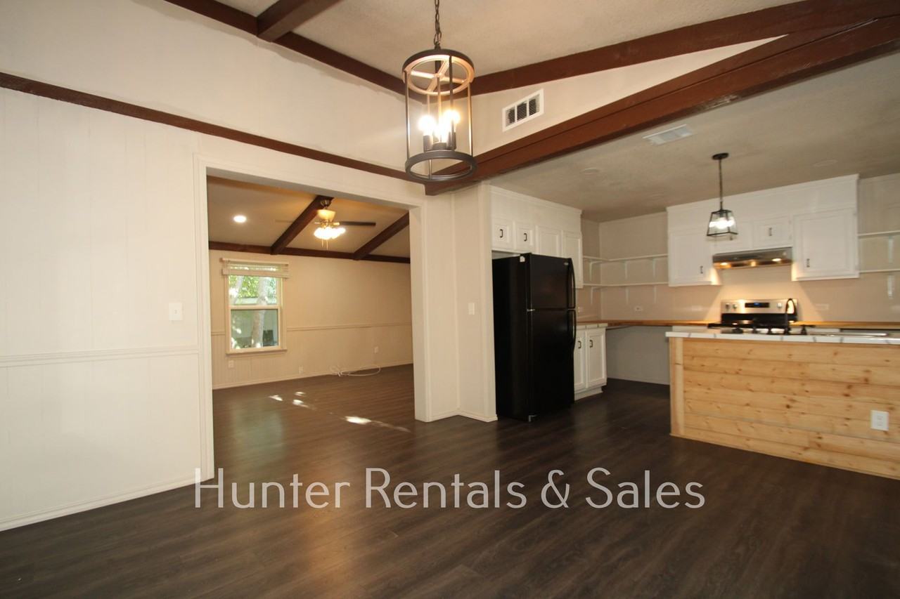 1202 Karen Dr - Photo 3 of 32