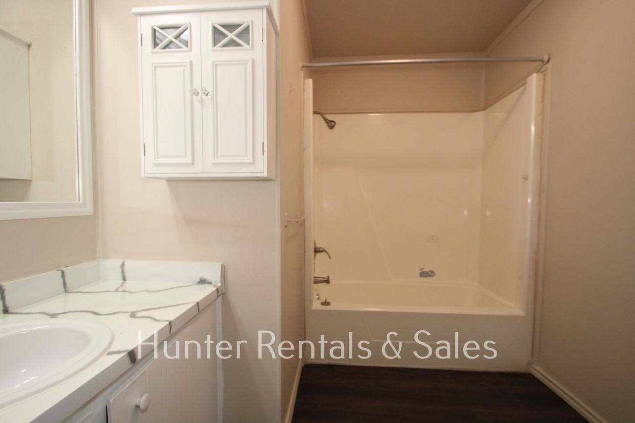 1202 Karen Dr - Photo 5 of 32