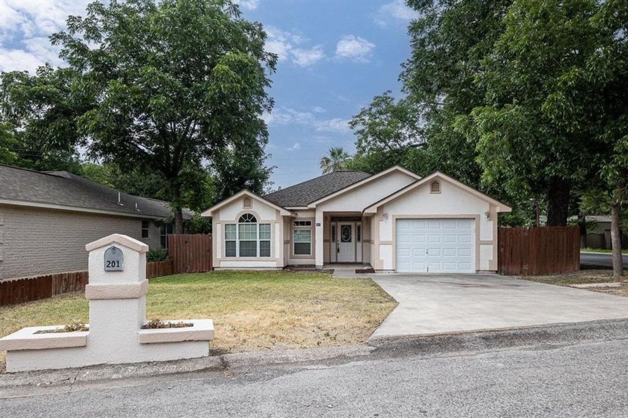 201 Elises Cir - Photo 2 of 18