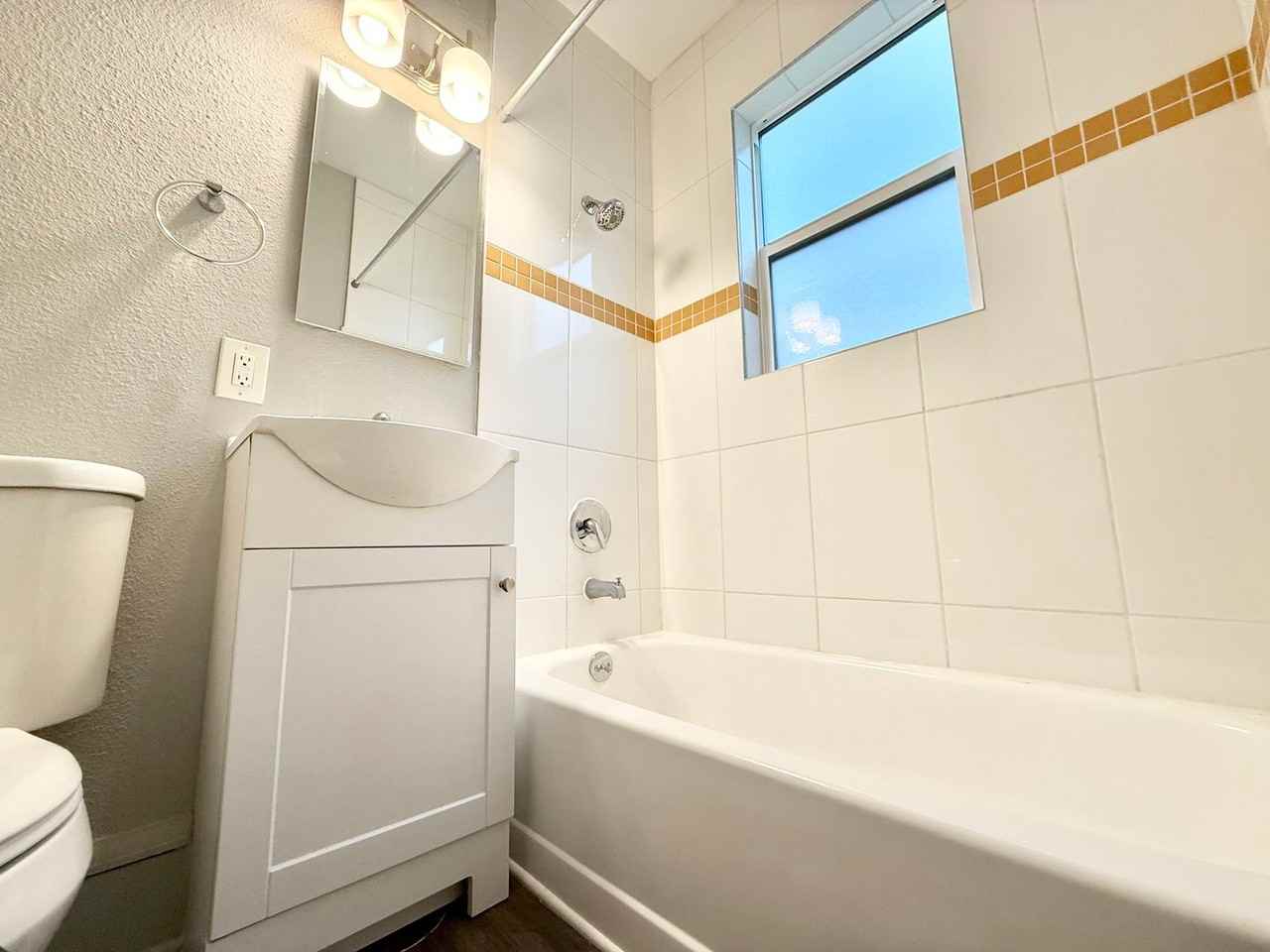 814 Columbia St - Photo 4 of 27