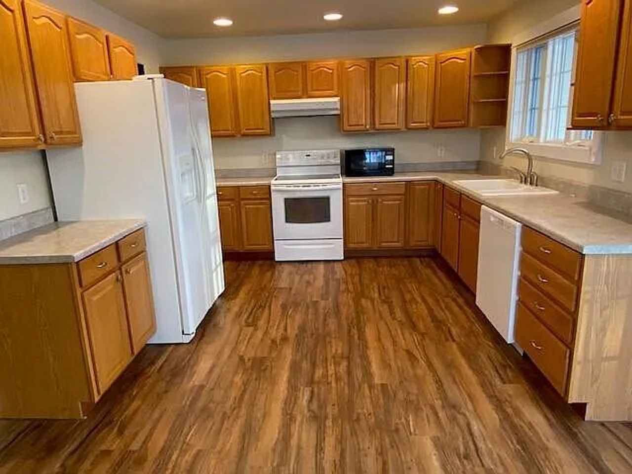 501 E Riggs St - Photo 4 of 26