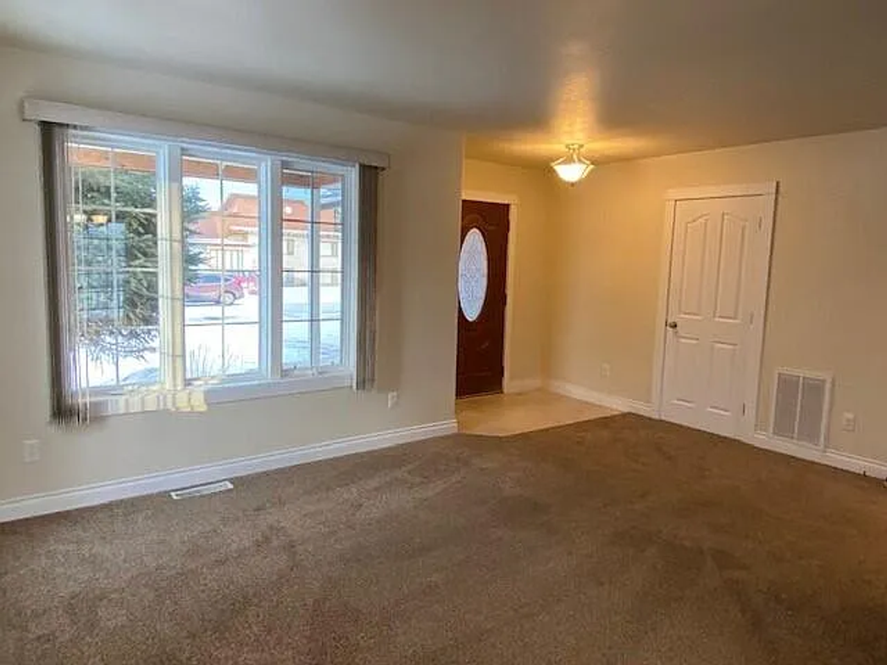 501 E Riggs St - Photo 5 of 26