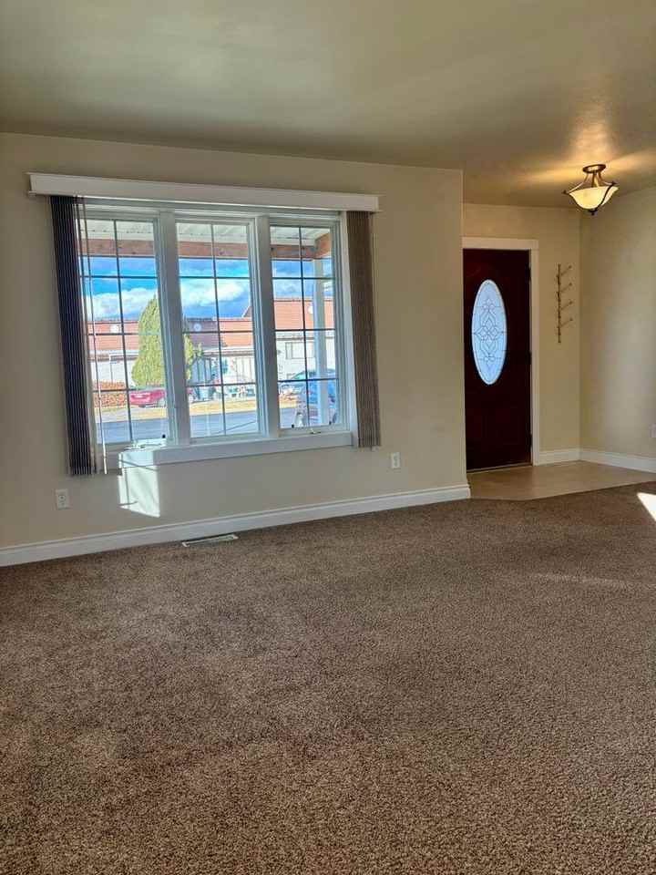 501 E Riggs St - Photo 7 of 26