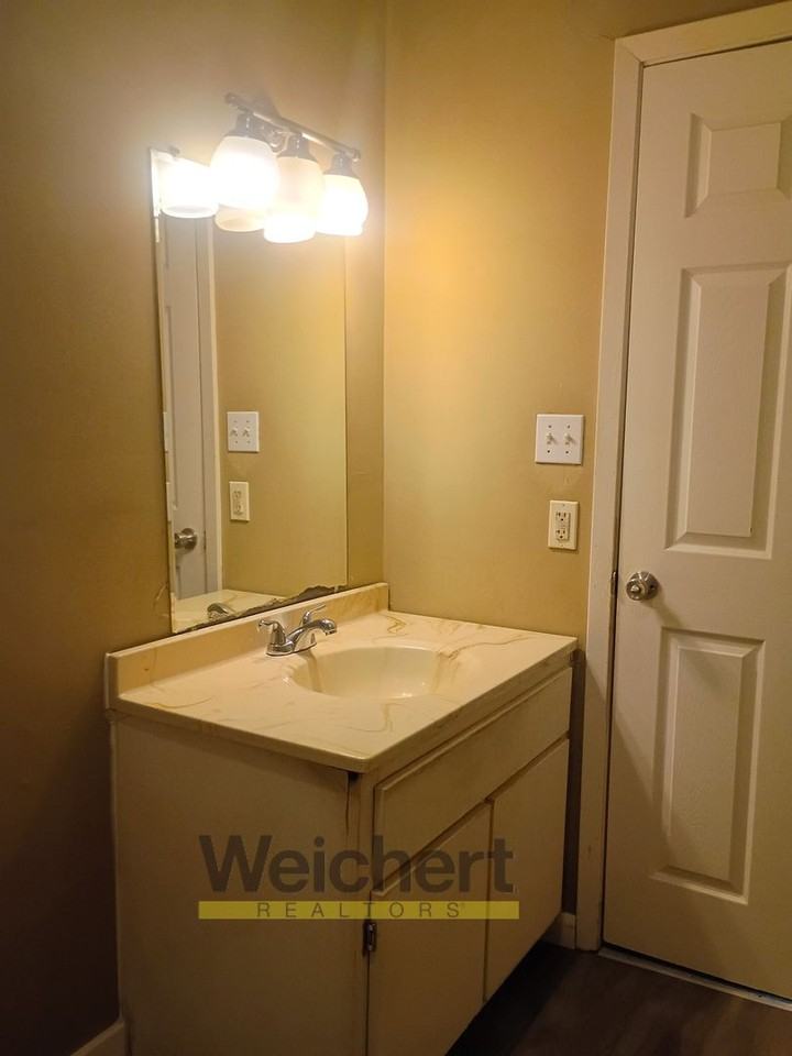 533 E Lake St - Photo 7 of 13