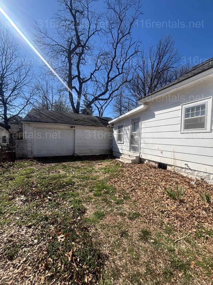 511 W Locust Ave - Photo 2 of 13