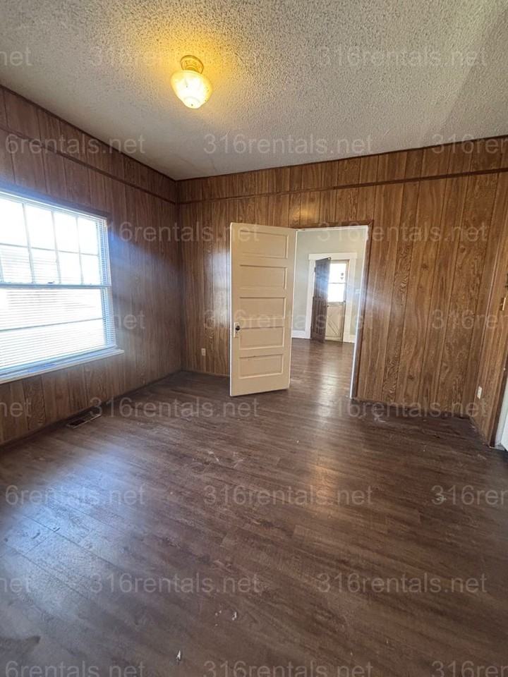 511 W Locust Ave - Photo 5 of 13