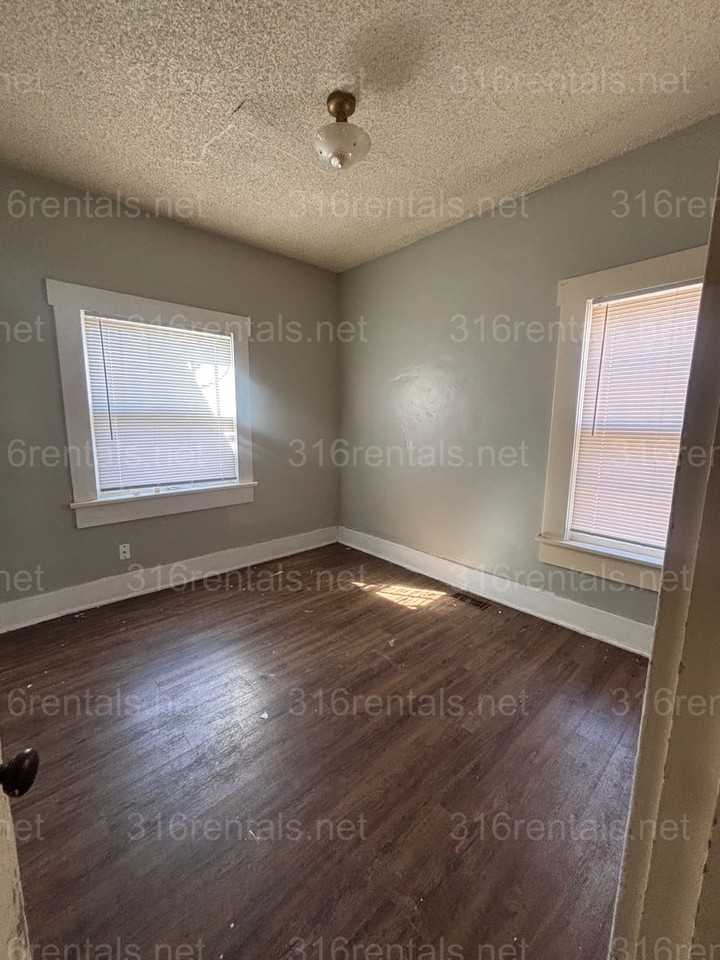 511 W Locust Ave - Photo 6 of 13