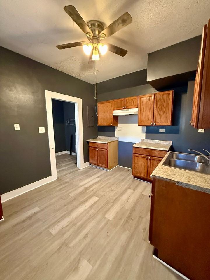 843 Crestwood St - Photo 2 of 8