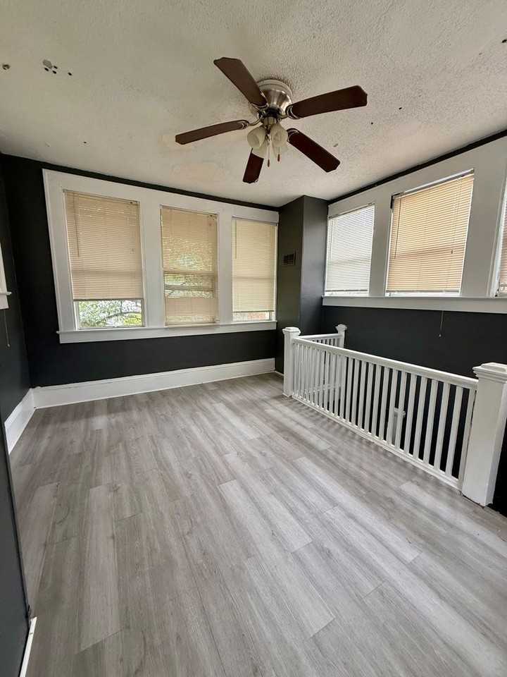 843 Crestwood St - Photo 3 of 8