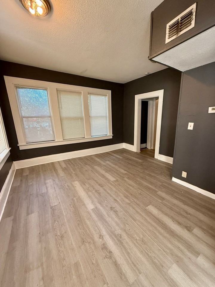 843 Crestwood St - Photo 4 of 8