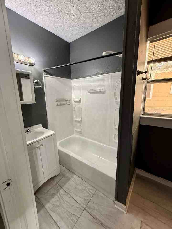 843 Crestwood St - Photo 7 of 8