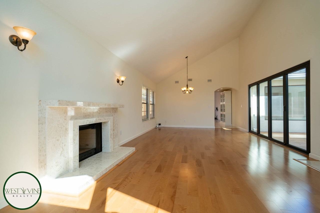 1309 Melbourne St - Photo 4 of 24