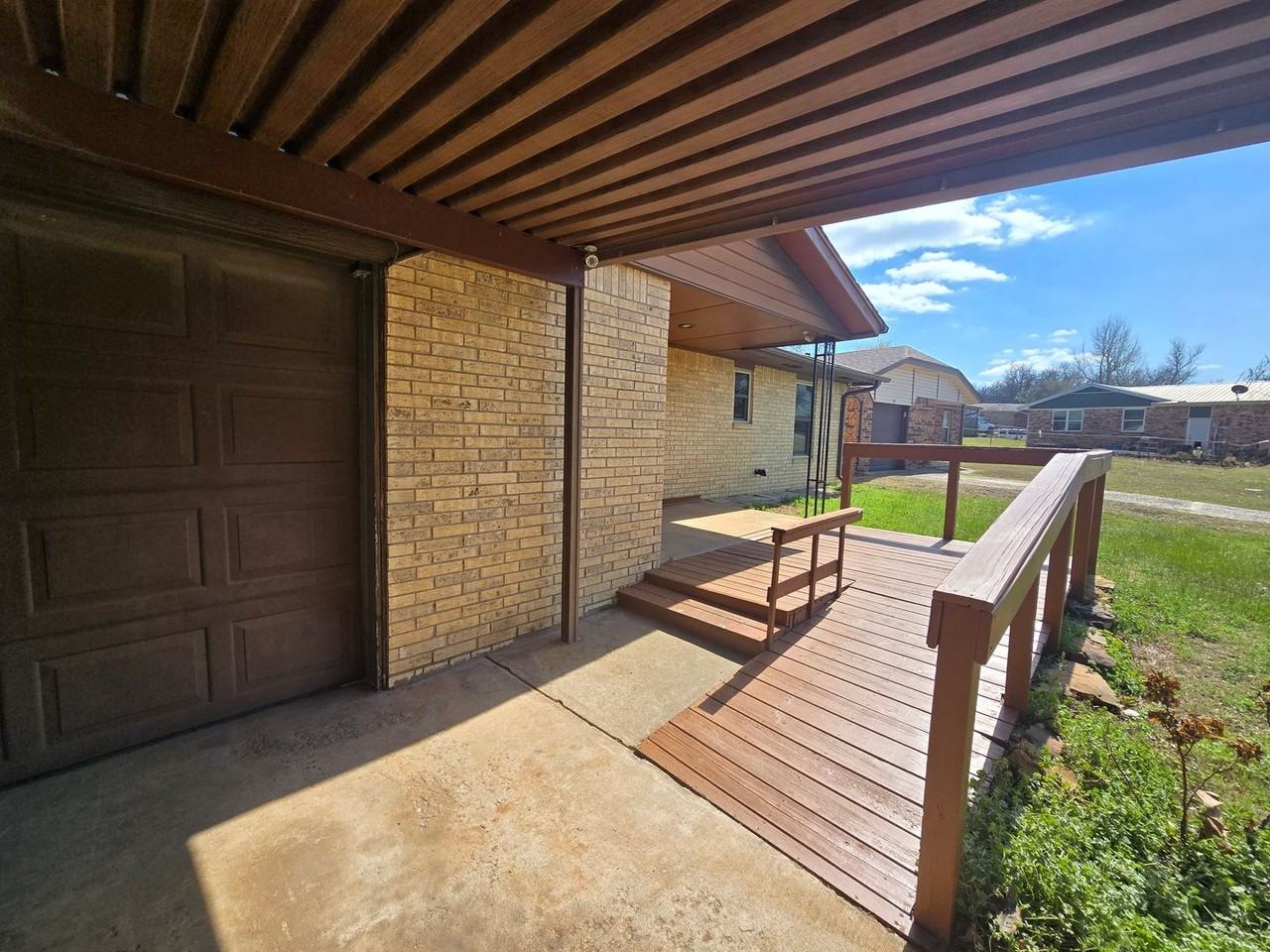 112 Thomas Blvd - Photo 4 of 40