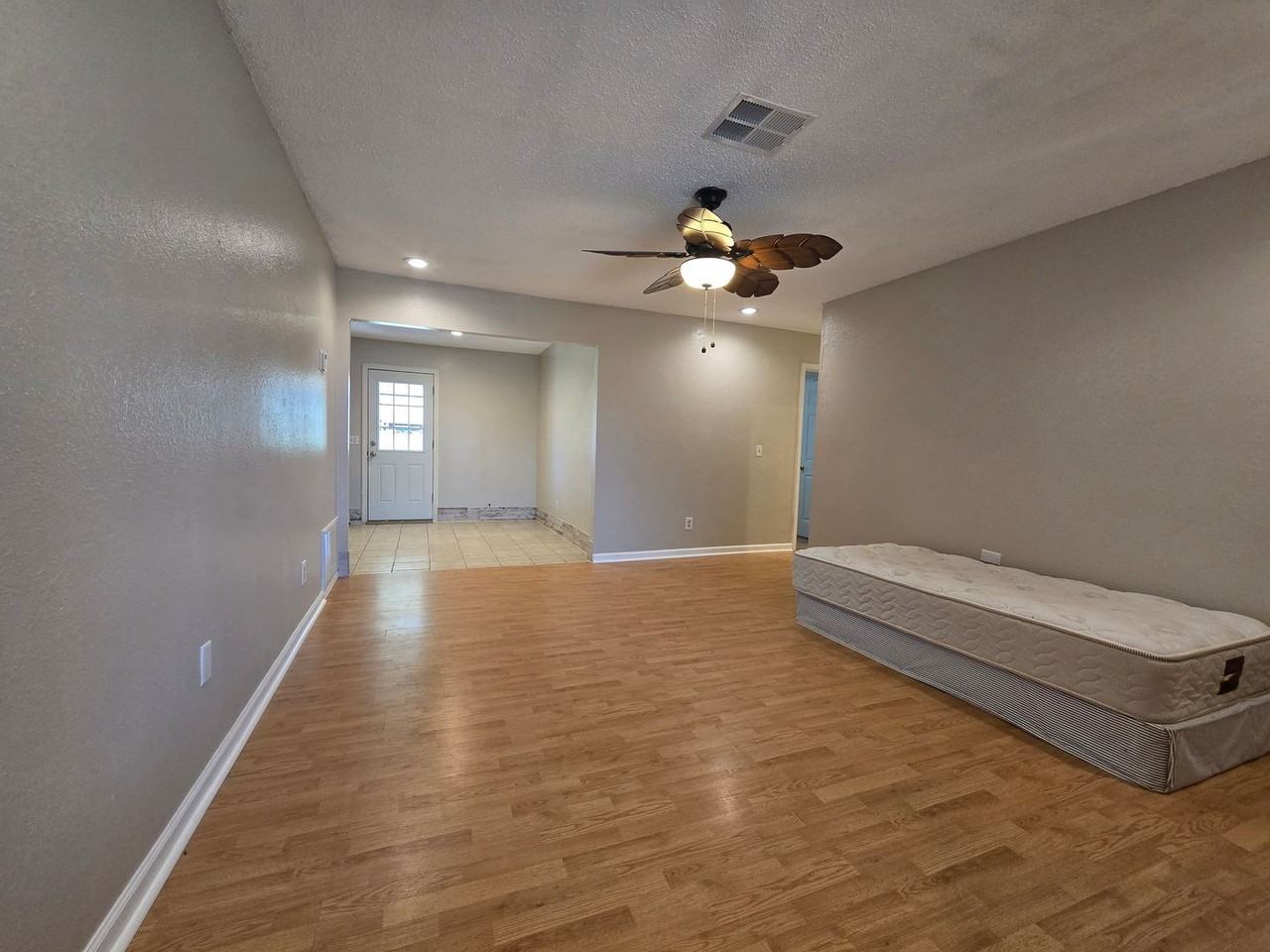 112 Thomas Blvd - Photo 6 of 40