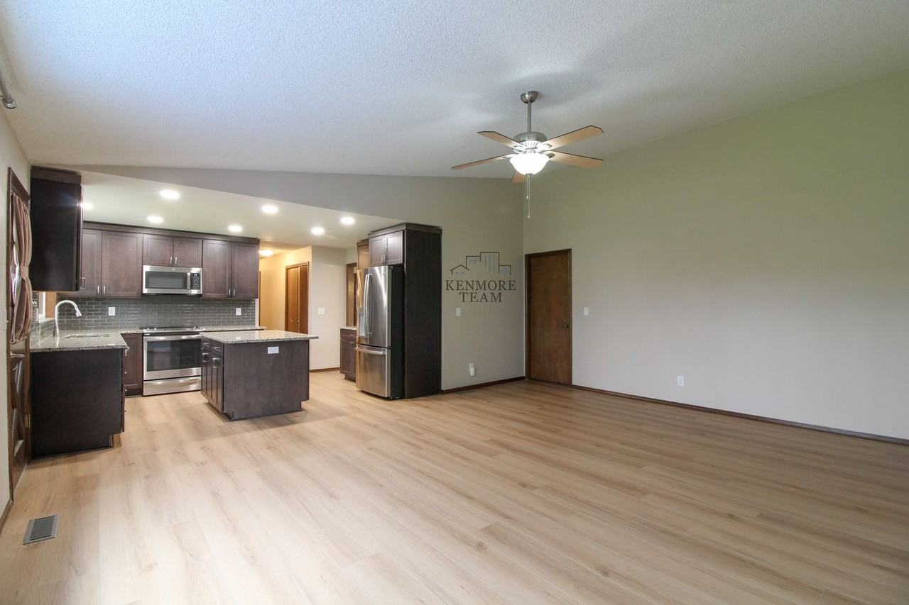 10821 W Court St - Photo 4 of 26