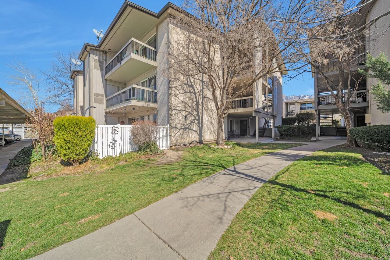 5761 S Waterbury Cir - Photo 2 of 25