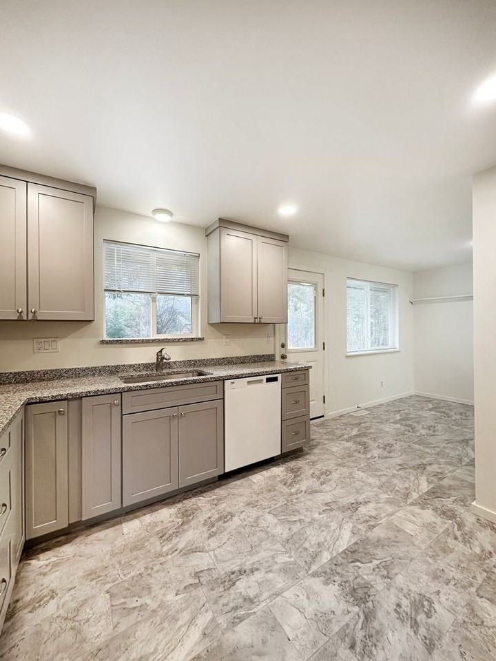 10023 38th Ave Ne - Photo 4 of 26