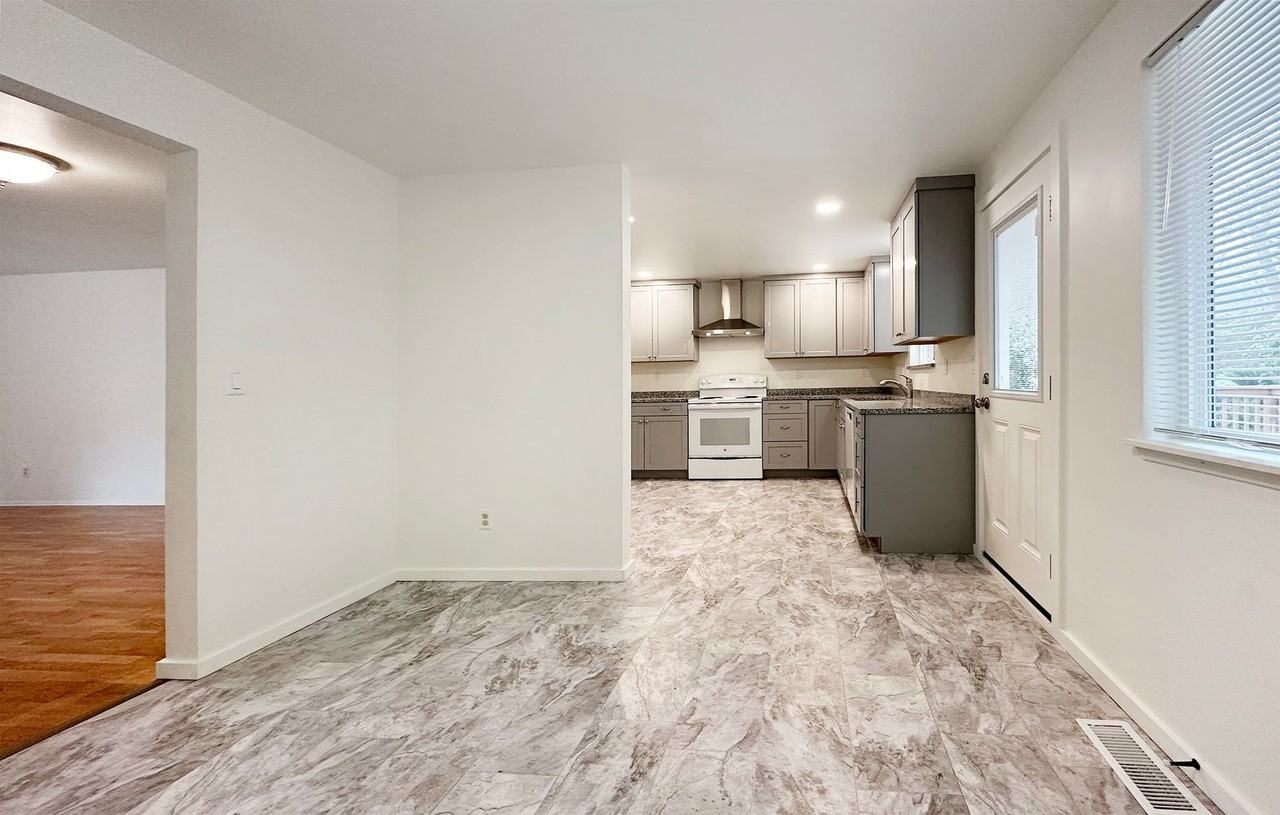 10023 38th Ave Ne - Photo 5 of 26