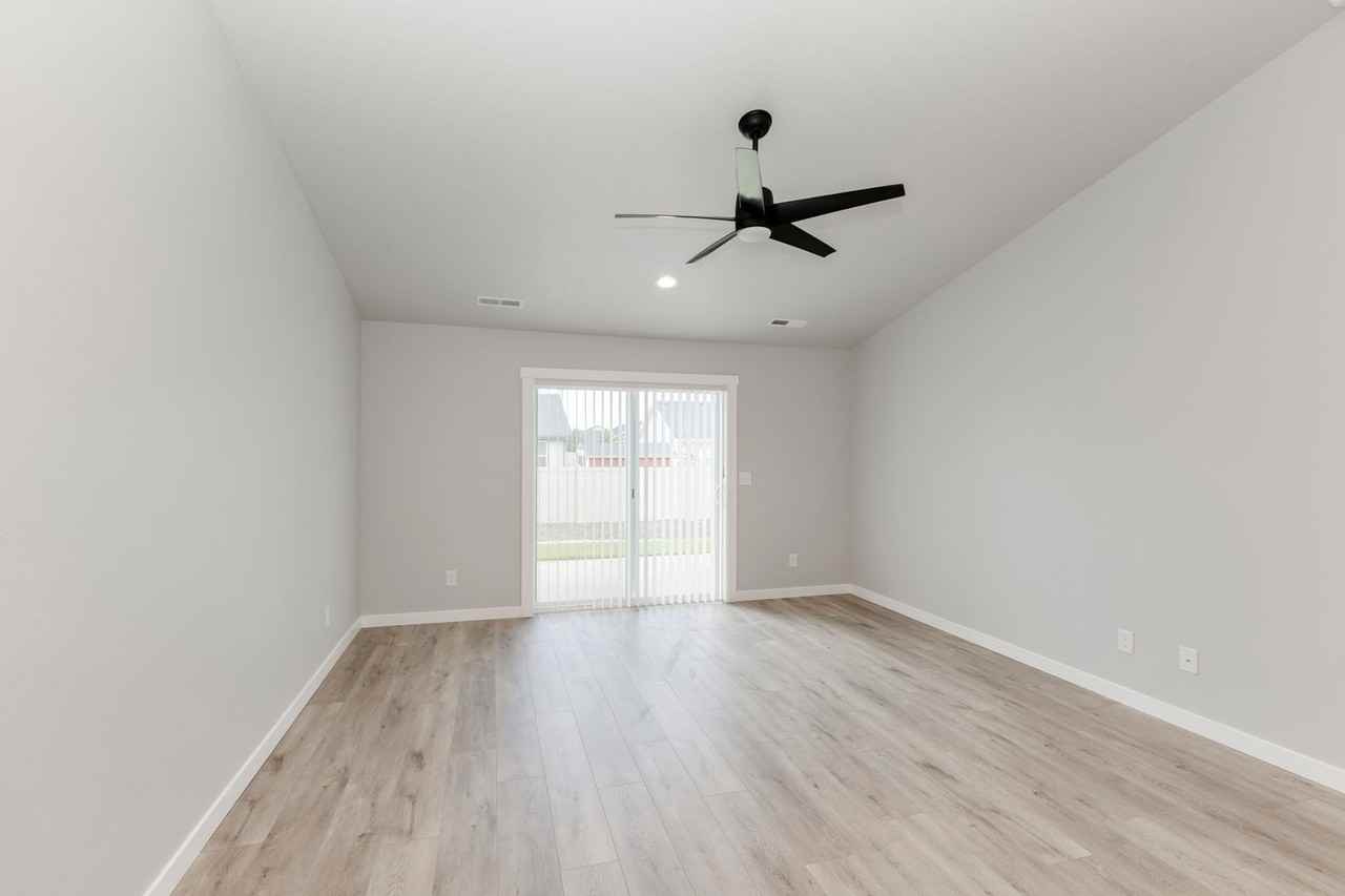 12214 W Barrington Dr - Photo 6 of 12