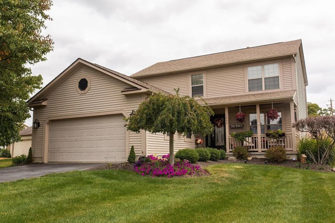 1042 Empire Dr - Photo 2 of 29