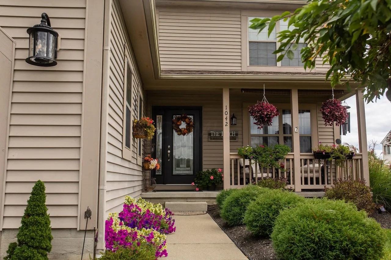 1042 Empire Dr - Photo 3 of 29