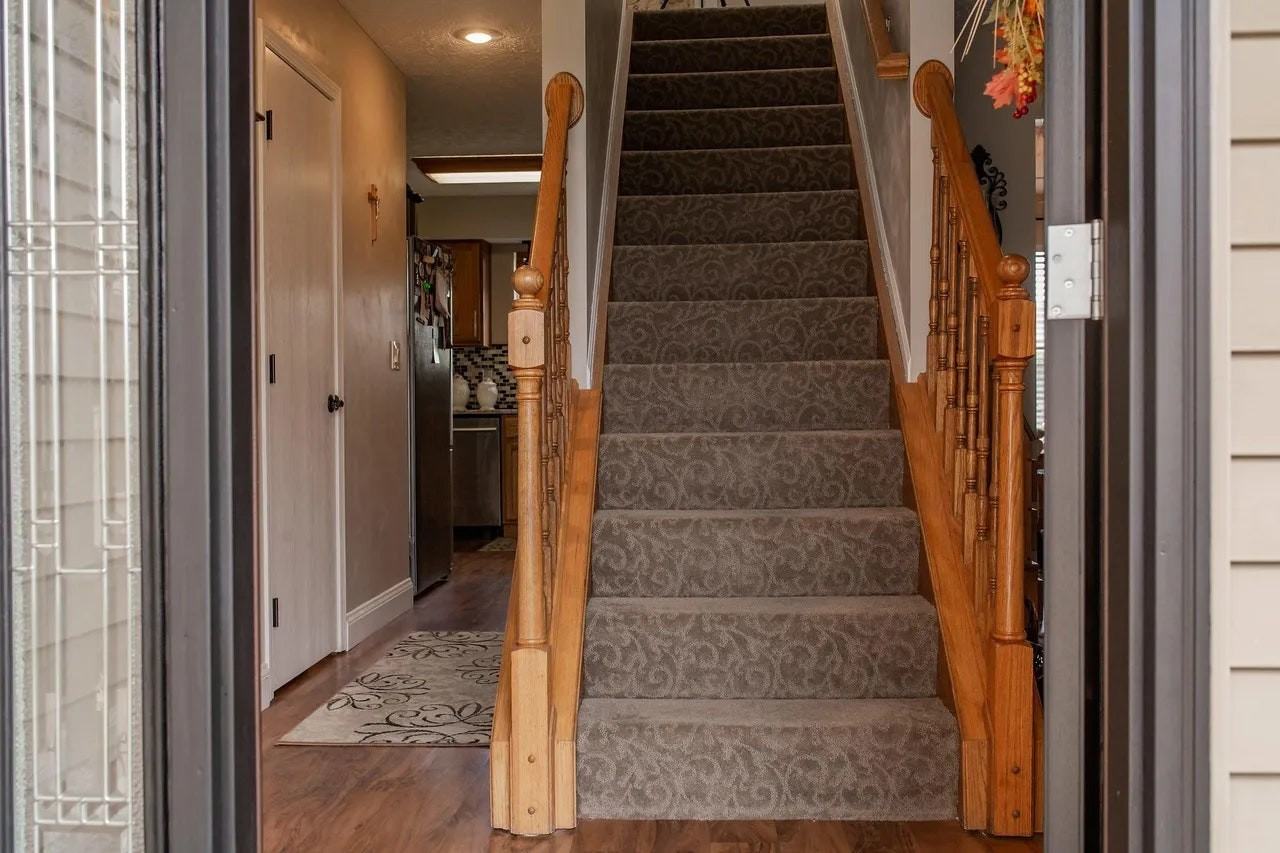 1042 Empire Dr - Photo 4 of 29