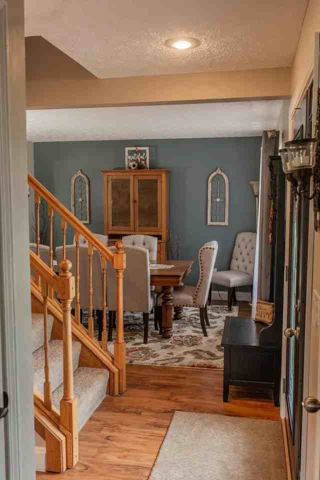 1042 Empire Dr - Photo 5 of 29