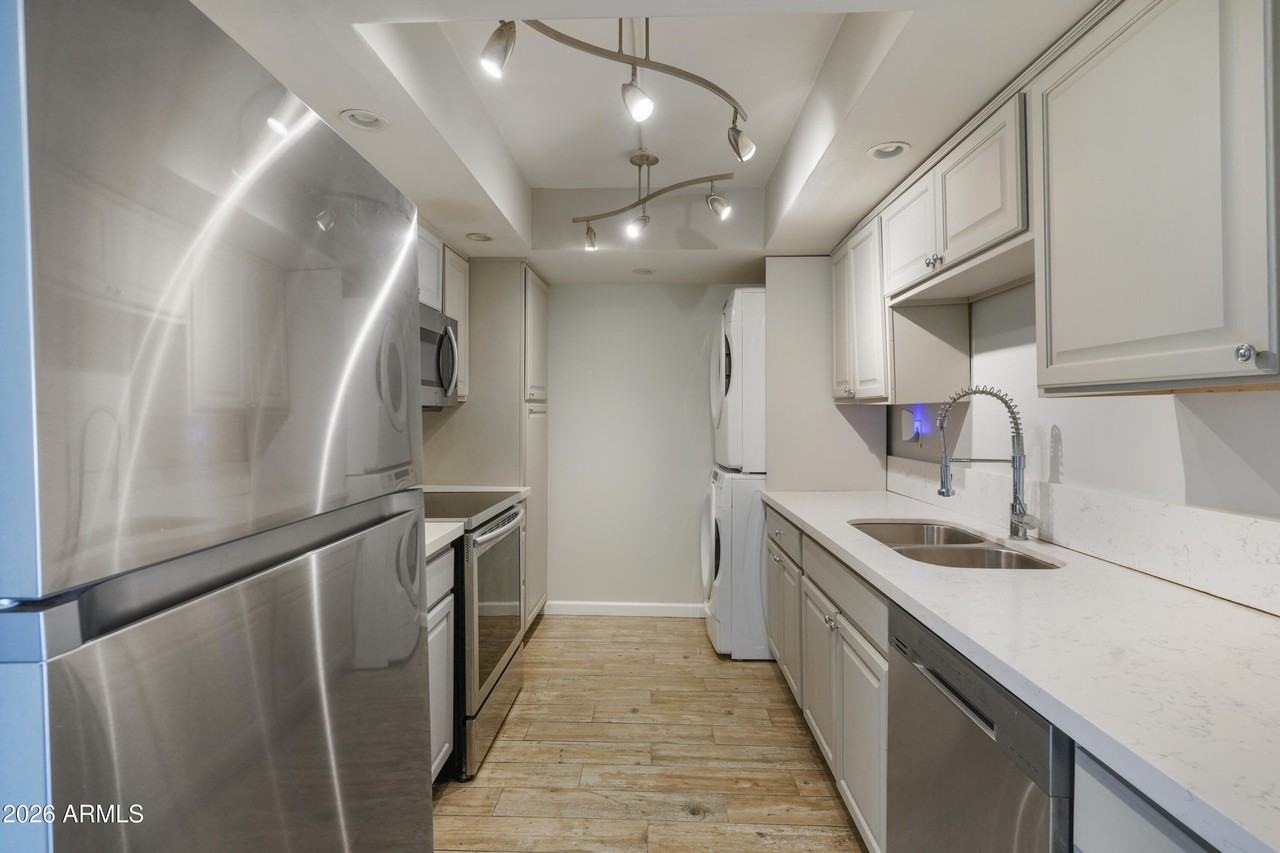 10444 N 69th St Apt 127 - Photo 2 of 10