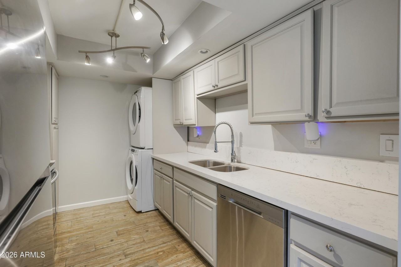 10444 N 69th St Apt 127 - Photo 3 of 10