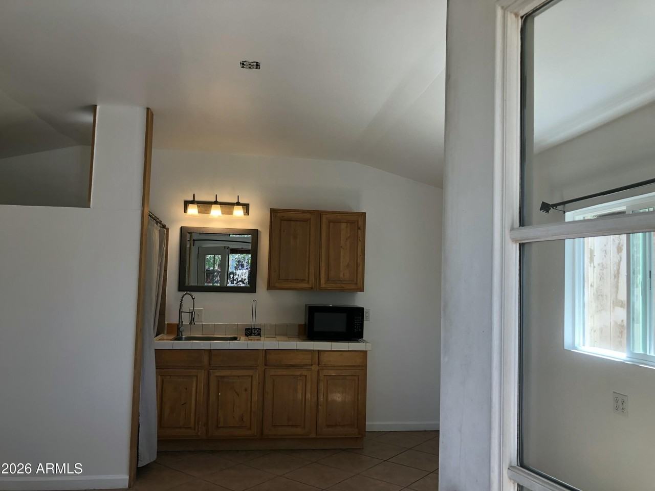 708 W Howe St Unit 1 - Photo 3 of 11