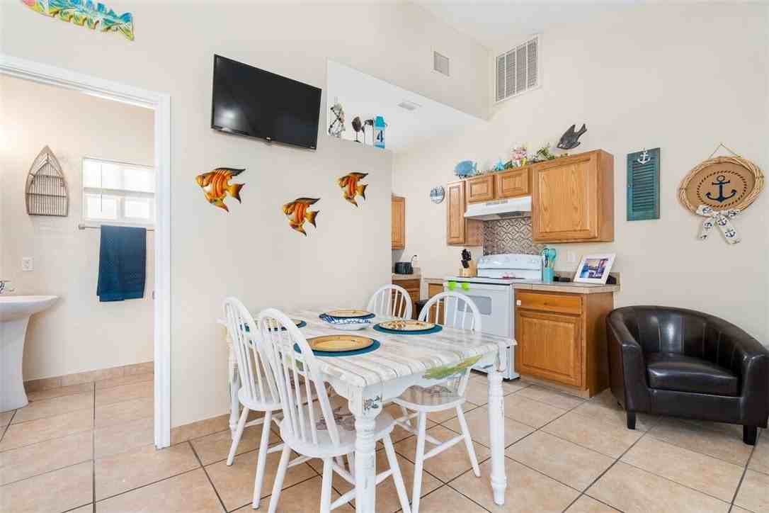 609 W Liberty St Apt 4 - Photo 4 of 9