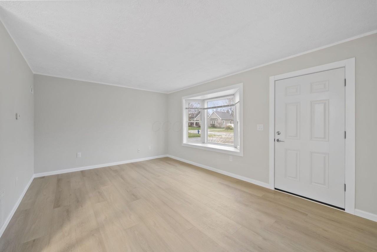 5153 Norwich St - Photo 7 of 41