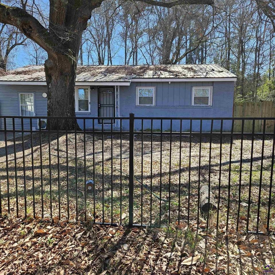 306 Kingsbury Cir - Photo 2 of 11