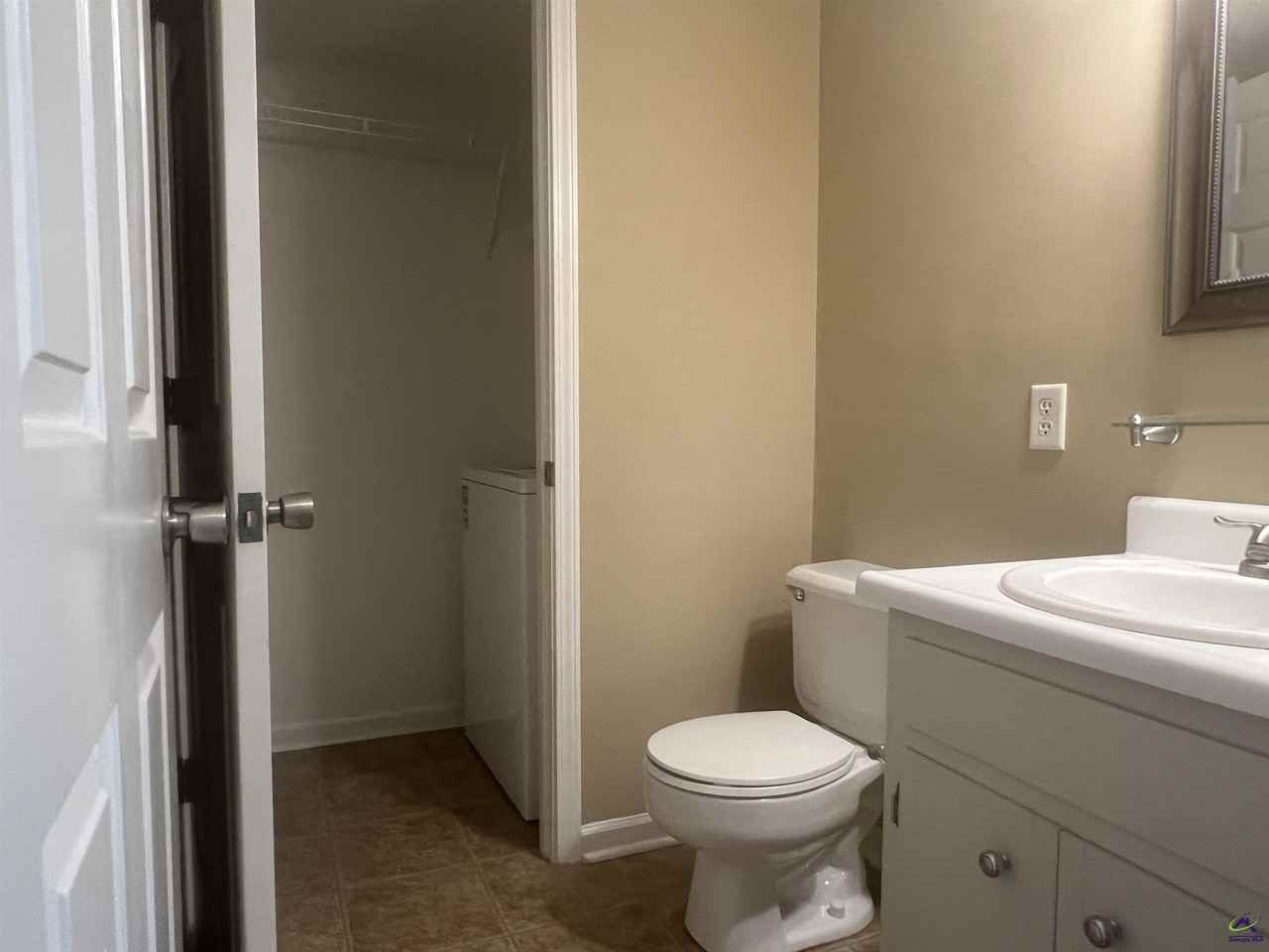 137 N Springs Ct - Photo 4 of 24