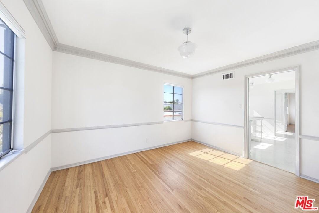 1033 S Tremaine Ave - Photo 5 of 18