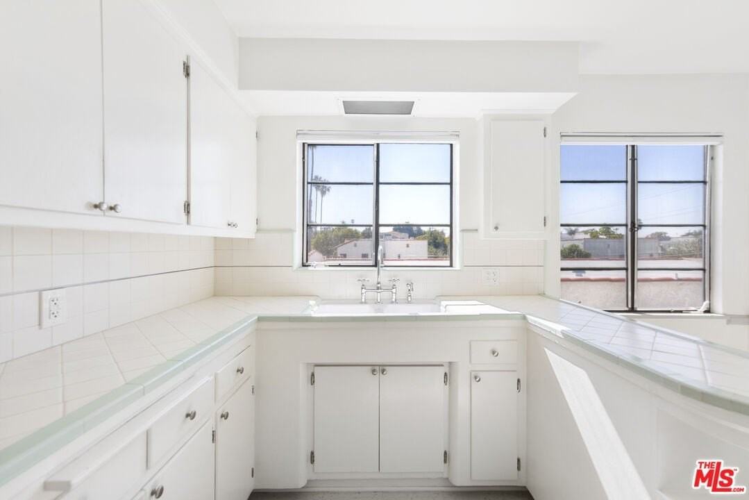 1033 S Tremaine Ave - Photo 7 of 18