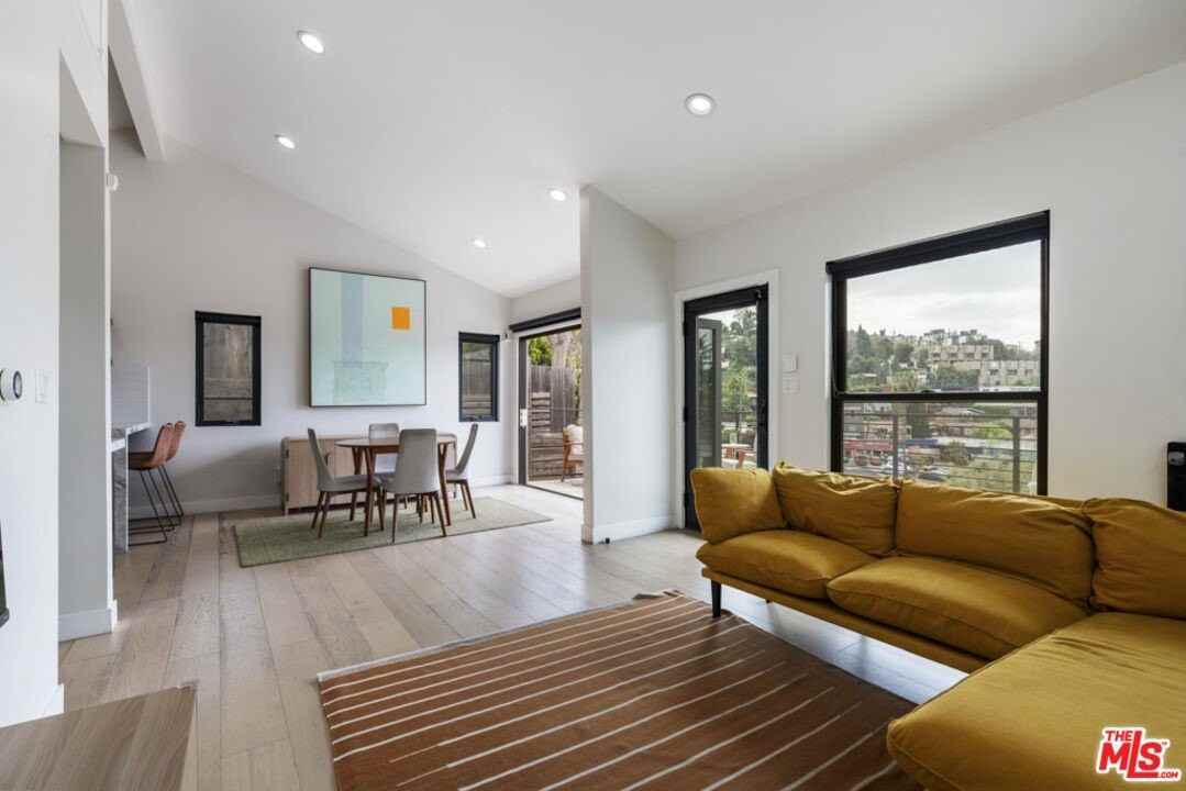 3923 Fernwood Ave - Photo 4 of 25