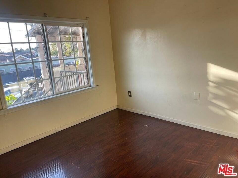 1005 W 46th St Apt 4 - Photo 2 of 6