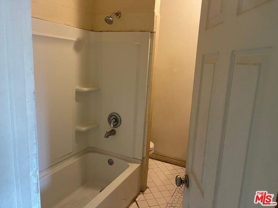 1005 W 46th St Apt 4 - Photo 3 of 6