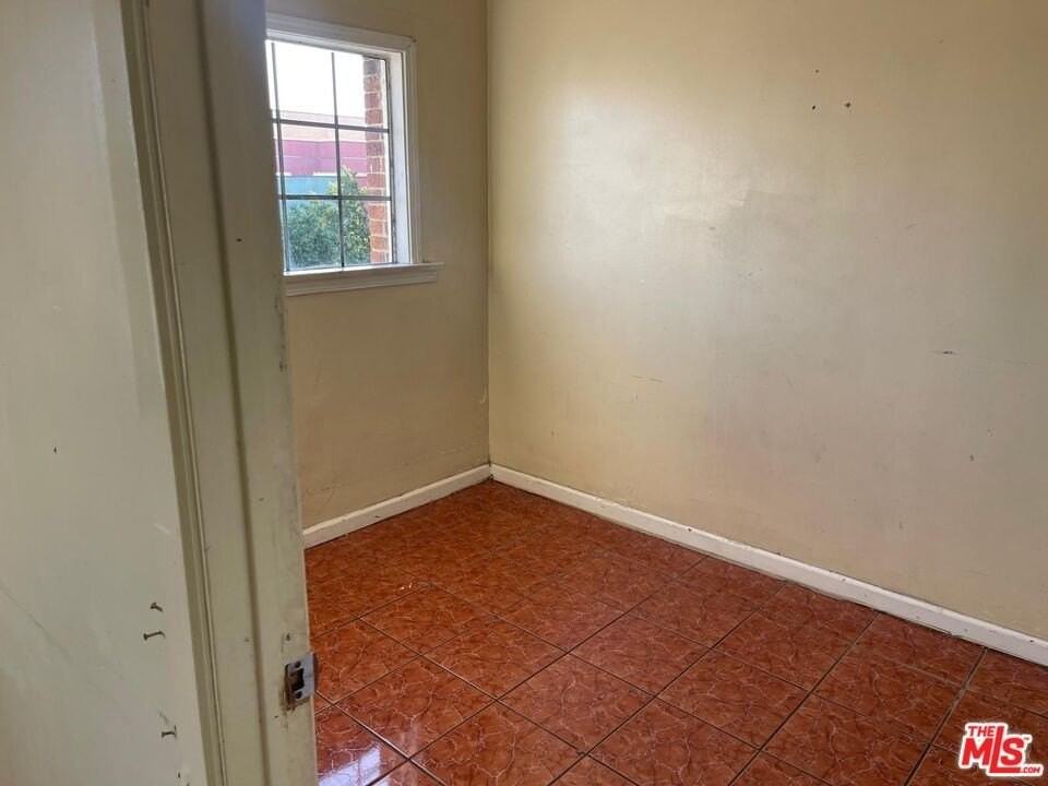 1005 W 46th St Apt 4 - Photo 5 of 6