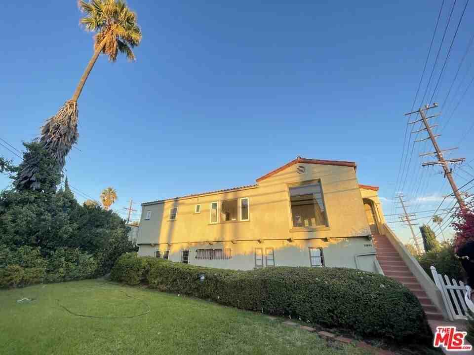 1362 S Stanley Ave Unit 1/2 - Photo 3 of 18