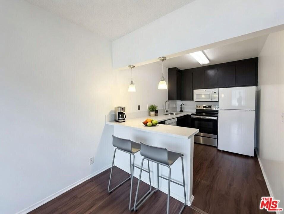 1137 W 36th Pl Apt 9 - Photo 2 of 7