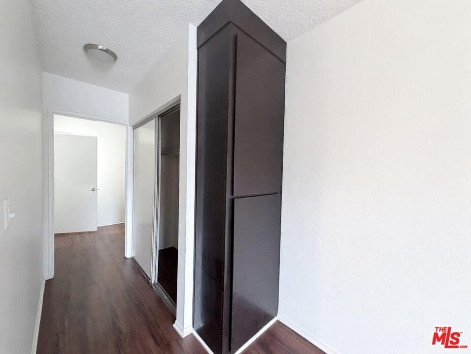 1137 W 36th Pl Apt 9 - Photo 4 of 7