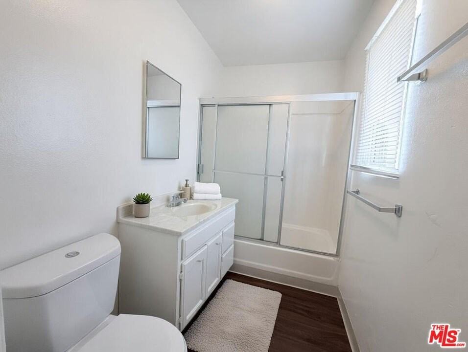 1137 W 36th Pl Apt 9 - Photo 5 of 7