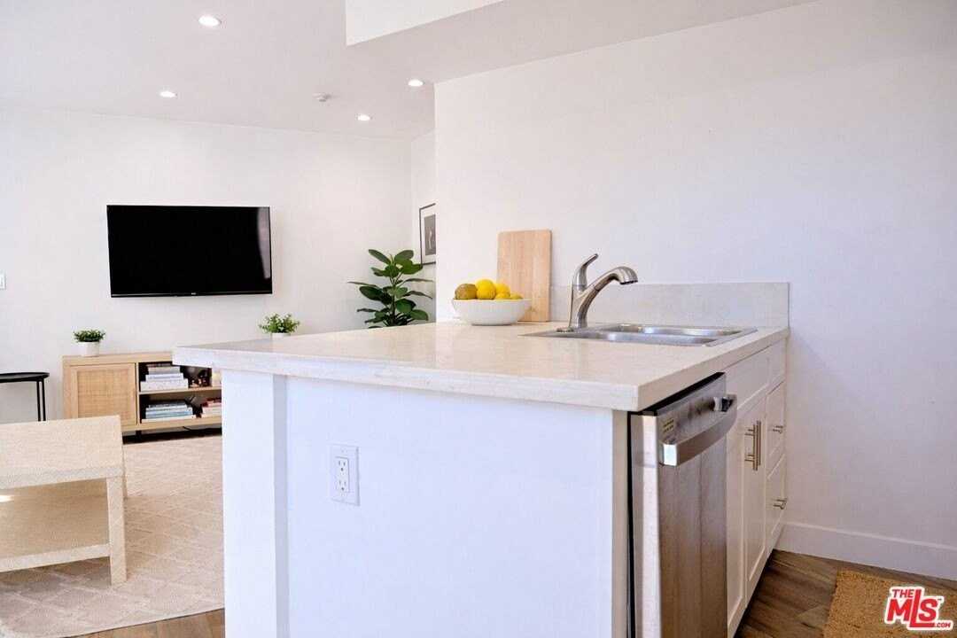 842 11th St Apt 4b - Photo 3 of 17