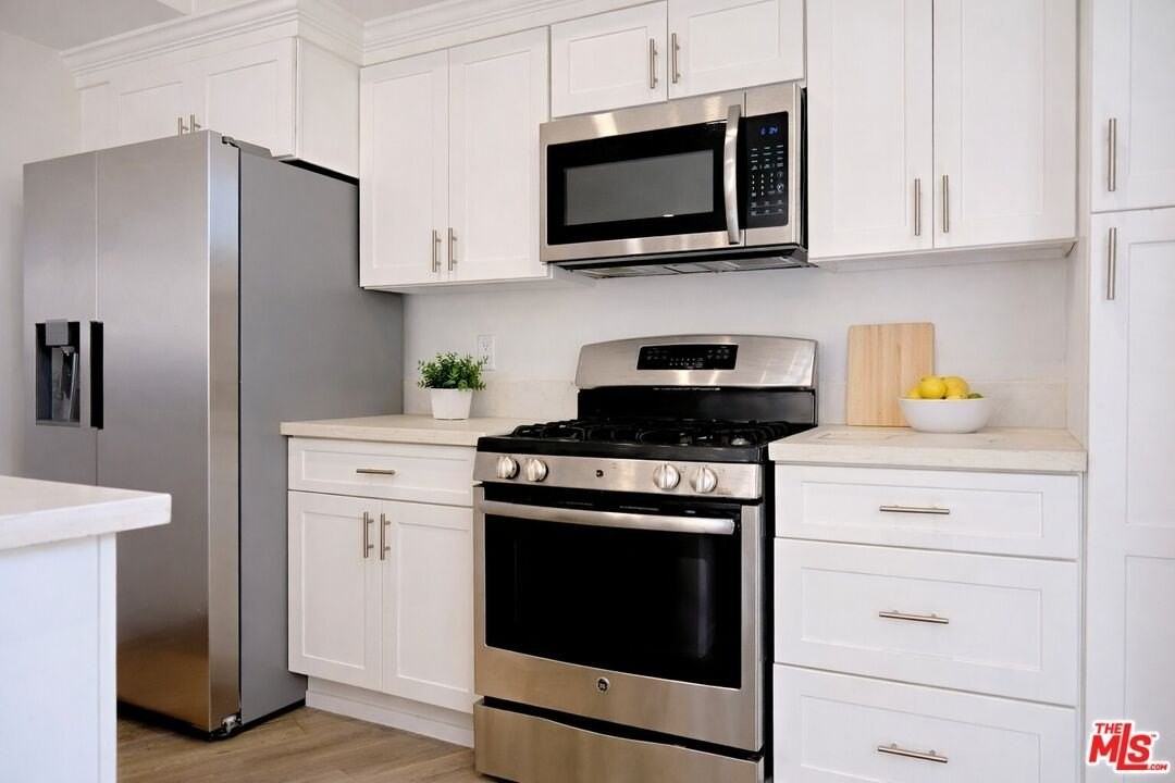 842 11th St Apt 4b - Photo 4 of 17