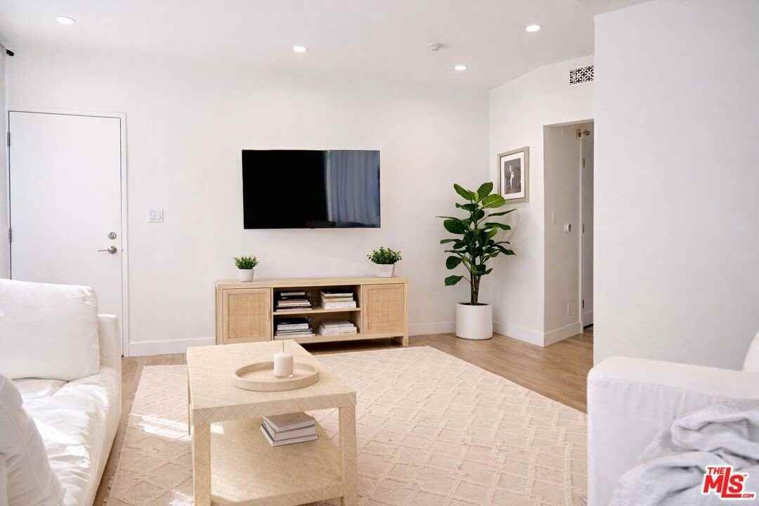 842 11th St Apt 4b - Photo 7 of 17