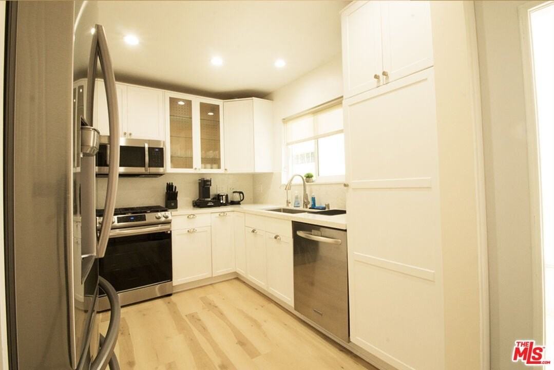 9042 Phyllis Ave Unit A - Photo 5 of 28