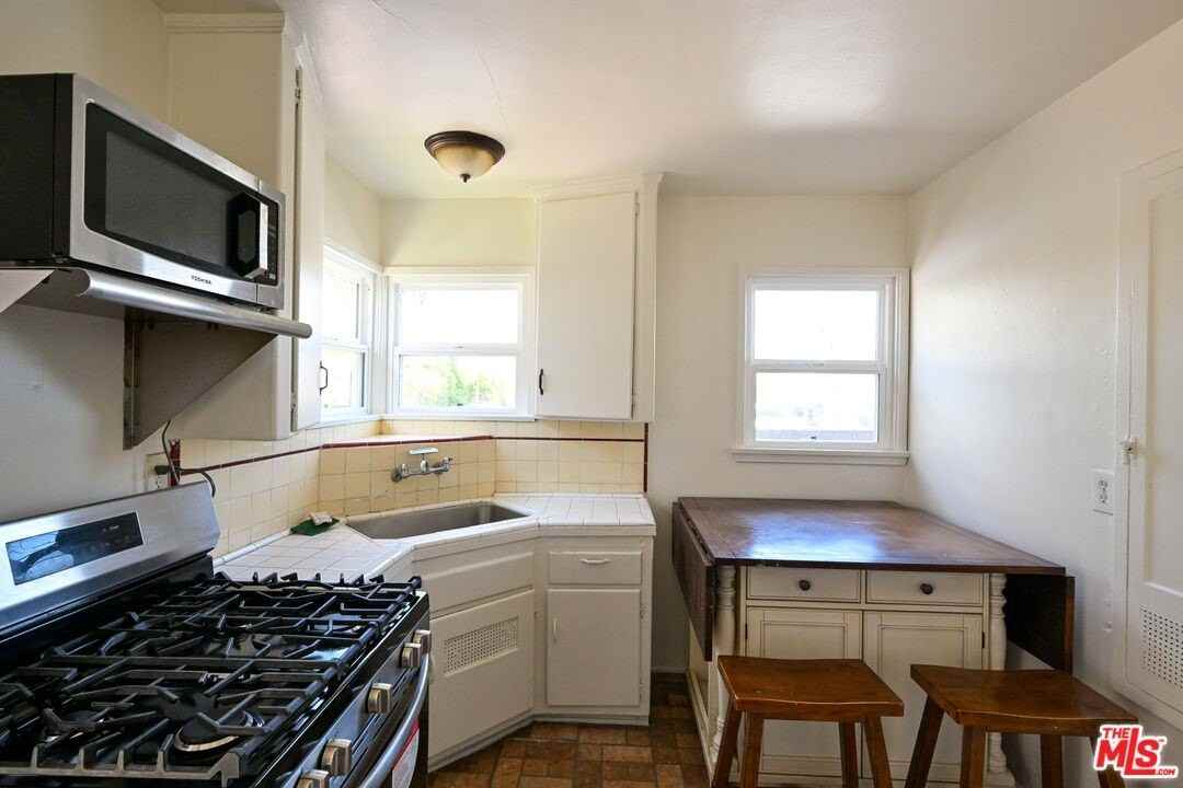 4430 W 134th St Apt B - Photo 7 of 10