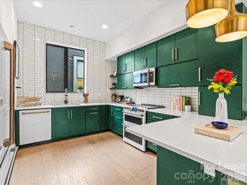 815 E 36th St - Photo 7 of 28